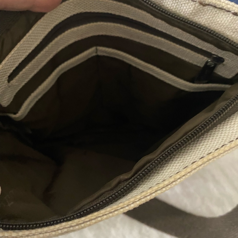 Thirty One Crossbody bag Multiple zippers and Adjustable Strap - Picture 5 of 7